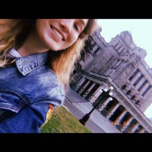 Meet your Posher, Tee